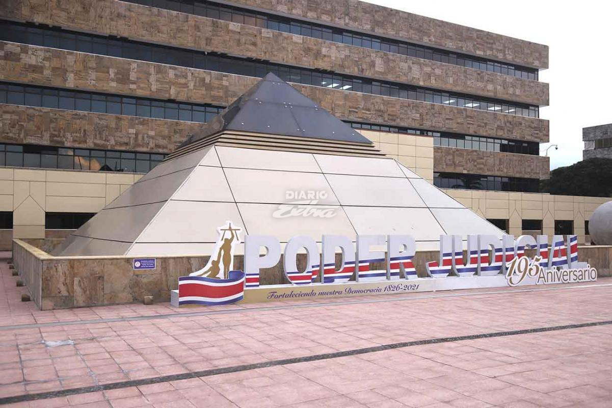 Imagen que contiene edificio, exterior, frente, hombre
Descripción generada automáticamente